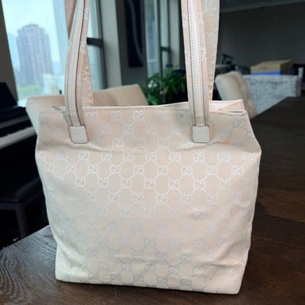 💗 Authentic Beige and Cream Gucci Monogram GG Canvas leather tote with pockets - Picture 6 of 10